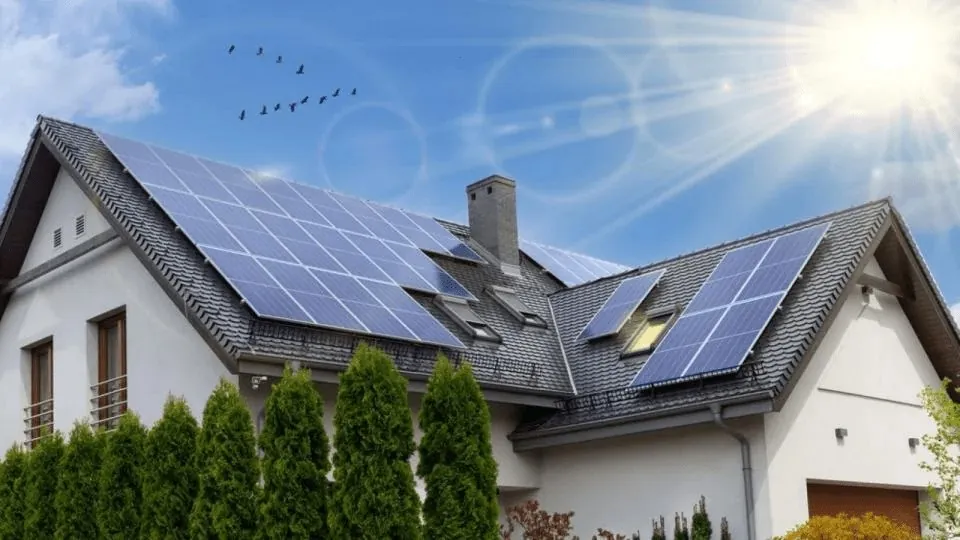 Casă cu panouri fotovoltaice pe acoperiș