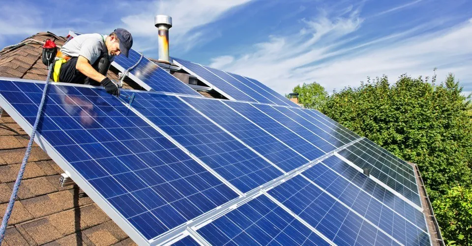 Montaj de panouri fotovoltaice pe acoperiș